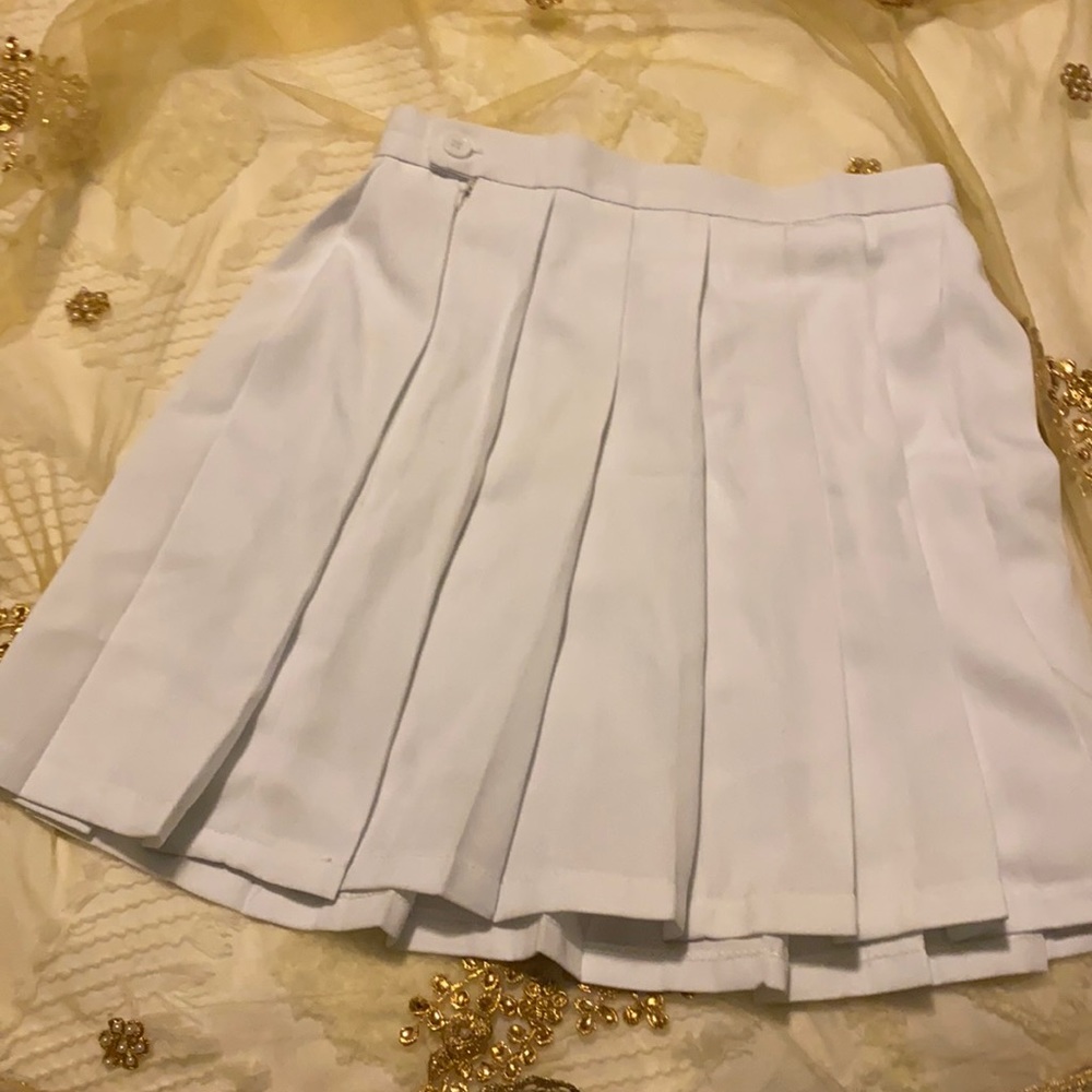 White pleated mini skirt with zipper and button